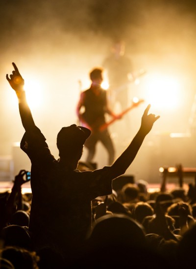 Un membre du public levant les mains lors d'un concert en direct
