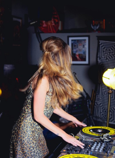 DJ mujer tocando música en una fiesta de club