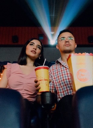 Couple regardant un film dans un cinéma